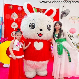 Dịch vụ mascot rối hơi Thỏ trắng áo đỏ